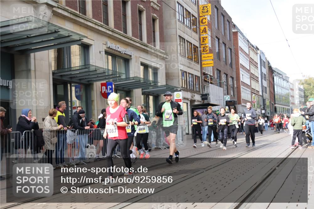 05.10.2025 - 20. swb-Marathon Bremen Strokosch-Dieckow http://msf.ph/oto/9259856 05.10.2025 11:00:08 Ziel 7178, 7215, 9173, 9177, 9271, 9272, 9495, 9531, 10063, 10067, 10071, 10079, 10217, 10406, 10492, 10504, 10518, 10794, 10930, 10985, 11003, 11063, 11071, 11162, 11255, 11263, 11424, 11511, 11534, 11595, 11610, 11619, 11699, 7178, 7215, 9173, 9177, 9271, 9272, 9495, 9531, 10063, 10067, 10071, 10079, 10217, 10406, 10492, 10504, 10518, 10794, 10930, 10985, 11003, 11063, 11071, 11162, 11255, 11263, 11424, 11511 meine-sportfotos.de