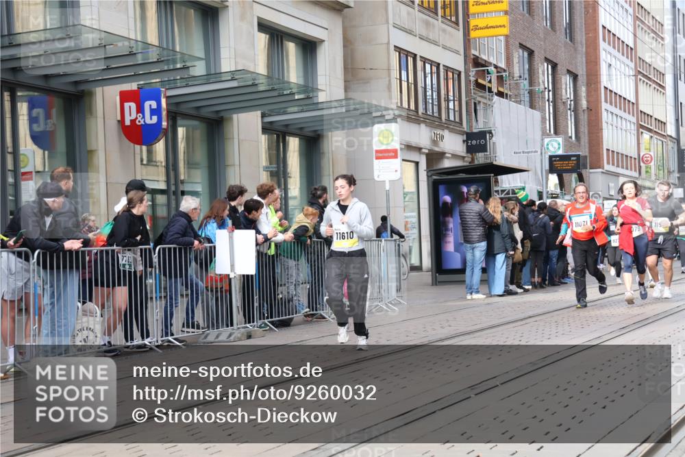 05.10.2025 - 20. swb-Marathon Bremen Strokosch-Dieckow http://msf.ph/oto/9260032 05.10.2025 11:00:15 Ziel 7178, 7215, 9173, 9177, 9271, 9272, 9327, 9389, 9531, 9827, 9858, 10063, 10067, 10071, 10079, 10182, 10217, 10504, 10518, 10571, 10690, 10794, 10872, 10901, 10930, 11003, 11034, 11071, 11162, 11255, 11511, 11534, 11595, 11610, 11619, 7178, 7215, 9173, 9177, 9271, 9272, 9327, 9389, 9531, 9827, 9858, 10063, 10067, 10071, 10079, 10182, 10217, 10504, 10518, 10571, 10690, 10794, 10872, 10901, 10930, 11003, 11034, 11071, 11162, 11255, 11511 meine-sportfotos.de