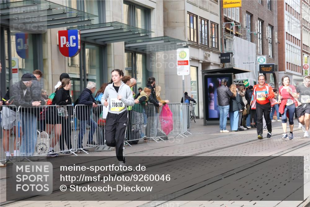 05.10.2025 - 20. swb-Marathon Bremen Strokosch-Dieckow http://msf.ph/oto/9260046 05.10.2025 11:00:16 Ziel 7178, 7215, 9173, 9177, 9271, 9272, 9327, 9389, 9531, 9827, 9858, 10063, 10067, 10071, 10079, 10182, 10217, 10504, 10518, 10571, 10690, 10794, 10872, 10901, 10930, 11003, 11034, 11071, 11162, 11255, 11511, 11534, 11595, 11610, 11619, 7178, 7215, 9173, 9177, 9271, 9272, 9327, 9389, 9531, 9827, 9858, 10063, 10067, 10071, 10079, 10182, 10217, 10504, 10518, 10571, 10690, 10794, 10872, 10901, 10930, 11003, 11034, 11071, 11162, 11255, 11511 meine-sportfotos.de