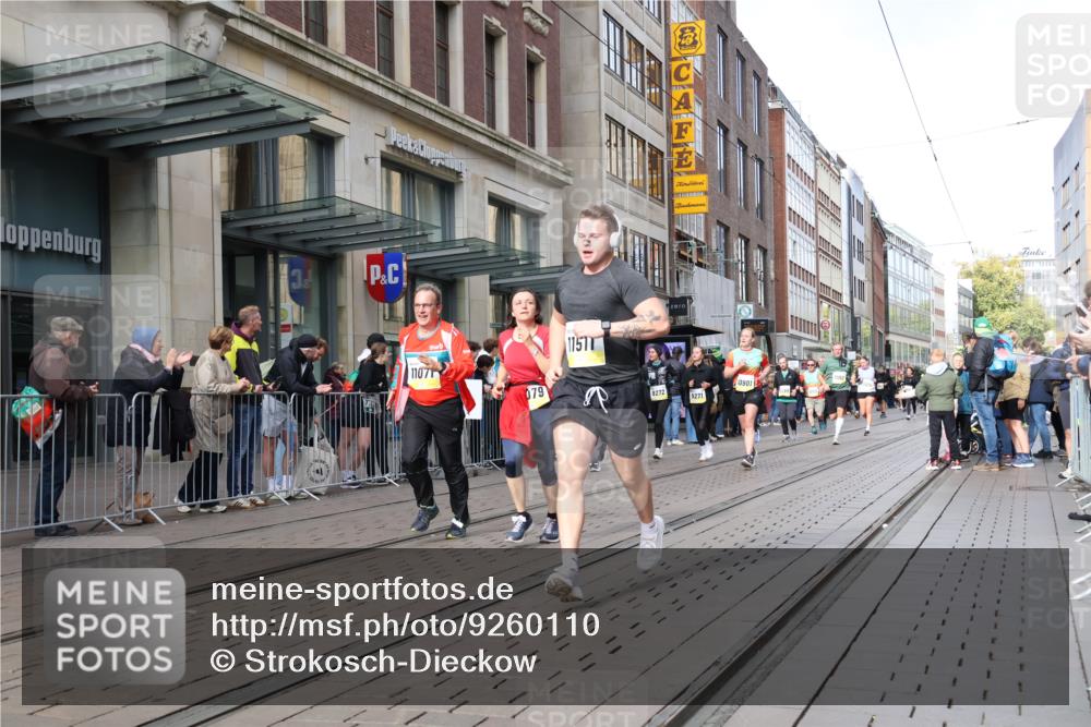 05.10.2025 - 20. swb-Marathon Bremen Strokosch-Dieckow http://msf.ph/oto/9260110 05.10.2025 11:00:19 Ziel 7178, 7215, 9173, 9177, 9271, 9272, 9327, 9389, 9531, 9827, 9858, 10063, 10071, 10079, 10182, 10217, 10518, 10571, 10690, 10872, 10901, 10930, 11003, 11034, 11071, 11155, 11162, 11255, 11511, 11534, 11595, 11610, 11619, 7178, 7215, 9173, 9177, 9271, 9272, 9327, 9389, 9531, 9827, 9858, 10063, 10071, 10079, 10182, 10217, 10518, 10571, 10690, 10872, 10901, 10930, 11003, 11034, 11071, 11155, 11162, 11255, 11511 meine-sportfotos.de
