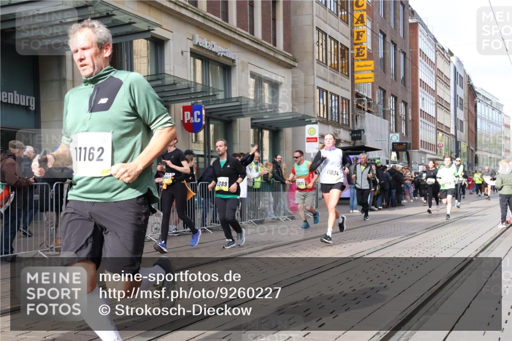 05.10.2025 - 20. swb-Marathon Bremen Strokosch-Dieckow http://msf.ph/oto/9260227 05.10.2025 11:00:25 Ziel 7178, 9271, 9272, 9327, 9389, 9827, 9858, 10079, 10182, 10258, 10518, 10571, 10690, 10872, 10901, 11034, 11071, 11155, 11162, 11255, 11511, 11610, 7178, 9271, 9272, 9327, 9389, 9827, 9858, 10079, 10182, 10258, 10518, 10571, 10690, 10872, 10901, 11034, 11071, 11155, 11162, 11255, 11511 meine-sportfotos.de