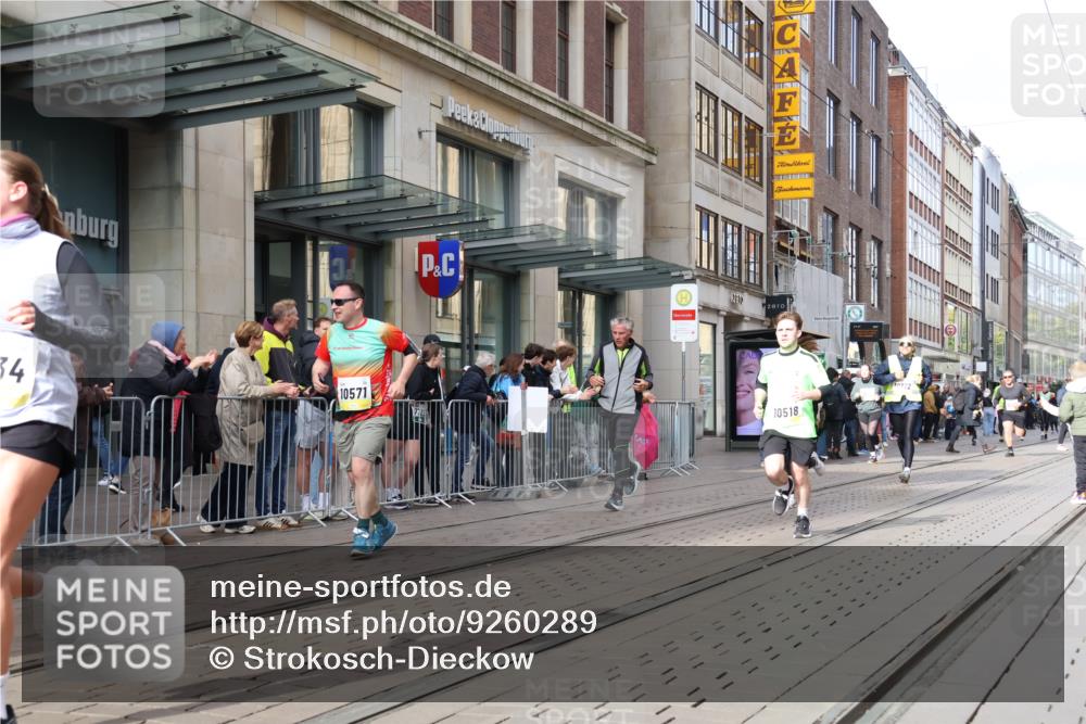05.10.2025 - 20. swb-Marathon Bremen Strokosch-Dieckow http://msf.ph/oto/9260289 05.10.2025 11:00:27 Ziel 9271, 9272, 9327, 9389, 9600, 9827, 9858, 10079, 10182, 10258, 10518, 10571, 10690, 10872, 10901, 11034, 11071, 11155, 11162, 11511, 9271, 9272, 9327, 9389, 9600, 9827, 9858, 10079, 10182, 10258, 10518, 10571, 10690, 10872, 10901, 11034, 11071, 11155, 11162, 11511 meine-sportfotos.de