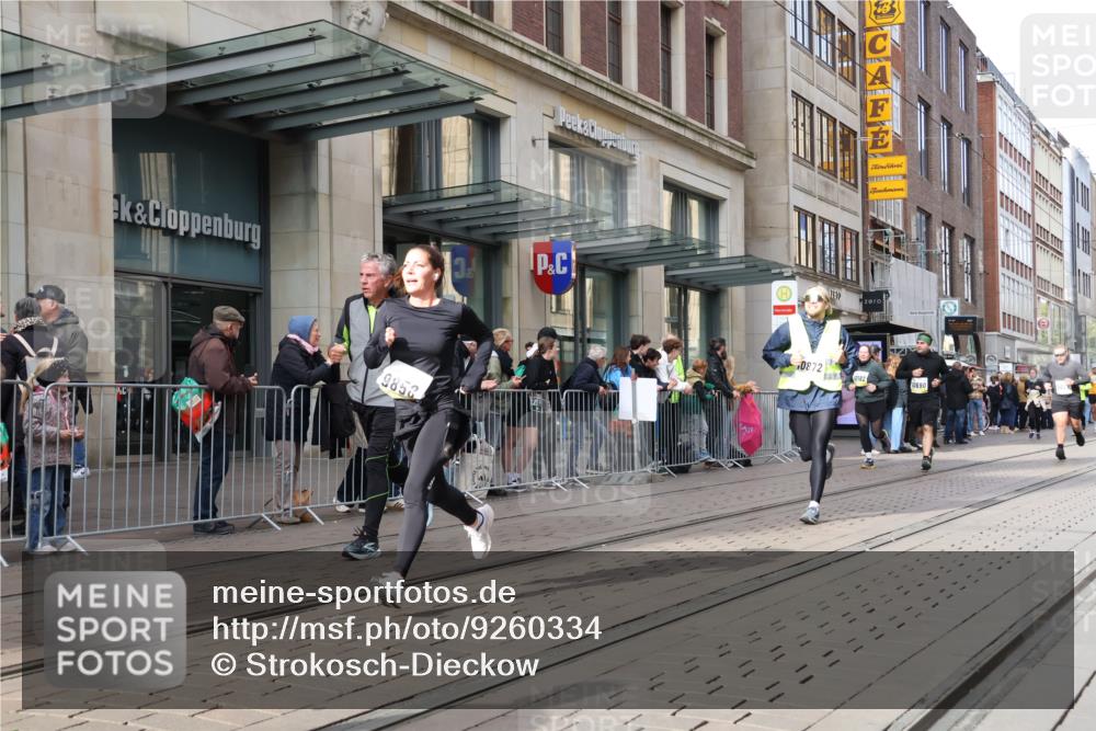 05.10.2025 - 20. swb-Marathon Bremen Strokosch-Dieckow http://msf.ph/oto/9260334 05.10.2025 11:00:29 Ziel 9208, 9272, 9327, 9389, 9600, 9827, 9858, 10182, 10228, 10258, 10359, 10518, 10571, 10690, 10872, 10901, 11034, 11155, 11162, 9208, 9272, 9327, 9389, 9600, 9827, 9858, 10182, 10228, 10258, 10359, 10518, 10571, 10690, 10872, 10901, 11034, 11155, 11162 meine-sportfotos.de