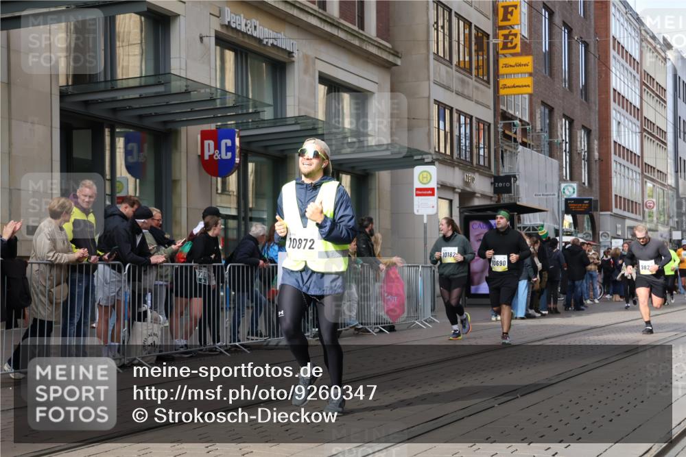 05.10.2025 - 20. swb-Marathon Bremen Strokosch-Dieckow http://msf.ph/oto/9260347 05.10.2025 11:00:30 Ziel 9208, 9272, 9327, 9389, 9600, 9827, 9858, 9954, 10182, 10228, 10258, 10359, 10518, 10571, 10690, 10872, 10901, 11034, 11155, 11162, 9208, 9272, 9327, 9389, 9600, 9827, 9858, 9954, 10182, 10228, 10258, 10359, 10518, 10571, 10690, 10872, 10901, 11034, 11155, 11162 meine-sportfotos.de