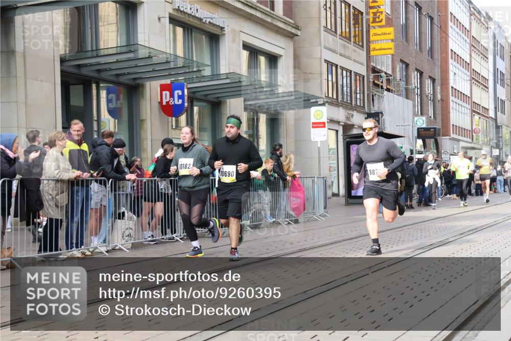 05.10.2025 - 20. swb-Marathon Bremen Strokosch-Dieckow http://msf.ph/oto/9260395 05.10.2025 11:00:32 Ziel 9208, 9272, 9305, 9327, 9389, 9600, 9827, 9858, 9954, 10182, 10228, 10258, 10359, 10518, 10571, 10690, 10872, 10901, 11034, 11053, 11155, 9208, 9272, 9305, 9327, 9389, 9600, 9827, 9858, 9954, 10182, 10228, 10258, 10359, 10518, 10571, 10690, 10872, 10901, 11034, 11053, 11155 meine-sportfotos.de