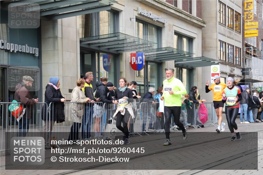 05.10.2025 - 20. swb-Marathon Bremen Strokosch-Dieckow http://msf.ph/oto/9260445 05.10.2025 11:00:39 Ziel 9208, 9305, 9327, 9389, 9443, 9600, 9827, 9880, 9954, 10182, 10228, 10258, 10359, 10477, 10571, 10630, 10690, 11053, 11155, 11524, 11719, 9208, 9305, 9327, 9389, 9443, 9600, 9827, 9880, 9954, 10182, 10228, 10258, 10359, 10477, 10571, 10630, 10690, 11053, 11155, 11524, 11719 meine-sportfotos.de