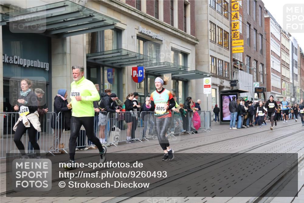 05.10.2025 - 20. swb-Marathon Bremen Strokosch-Dieckow http://msf.ph/oto/9260493 05.10.2025 11:00:40 Ziel 9182, 9208, 9305, 9443, 9600, 9880, 9954, 10182, 10228, 10258, 10359, 10477, 10571, 10630, 10690, 10914, 11053, 11155, 11337, 11338, 11524, 11719, 9182, 9208, 9305, 9443, 9600, 9880, 9954, 10182, 10228, 10258, 10359, 10477, 10571, 10630, 10690, 10914, 11053, 11155, 11337, 11338, 11524, 11719 meine-sportfotos.de
