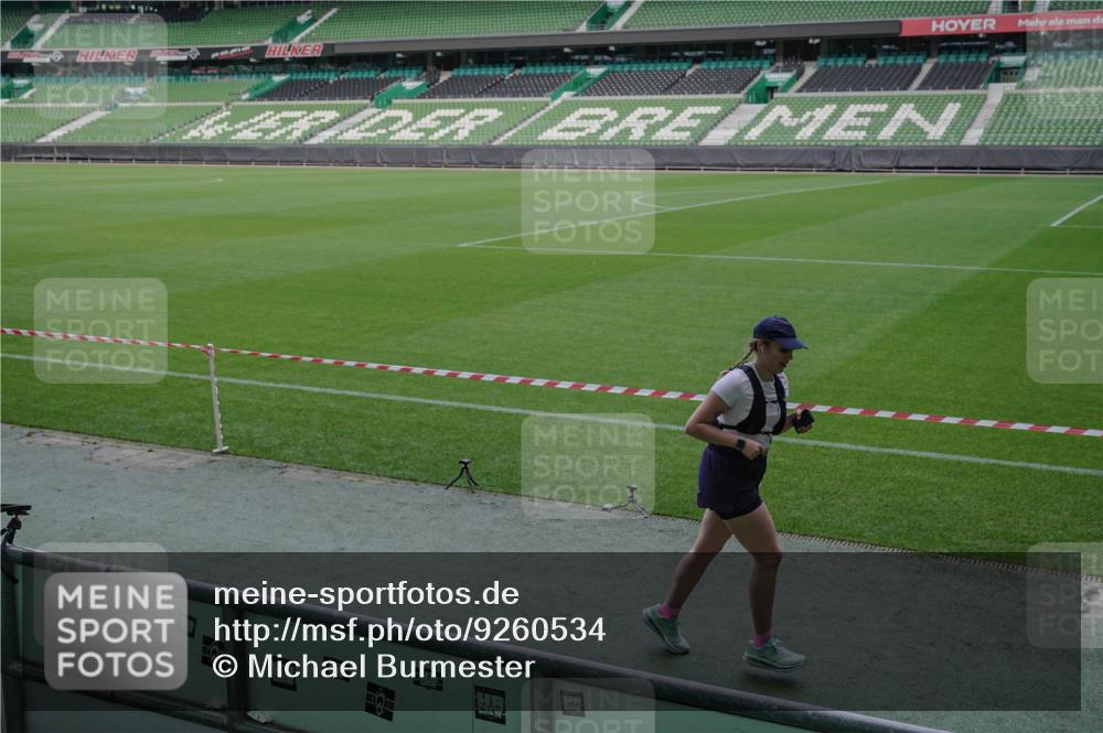 05.10.2025 - 20. swb-Marathon Bremen Michael Burmester http://msf.ph/oto/9260534 05.10.2025 10:51:55 Laufen im Stadion 9763, 10144, 10300, 11313, 11314, 11572, 11697, 11698, 9338, 9840, 9941 meine-sportfotos.de