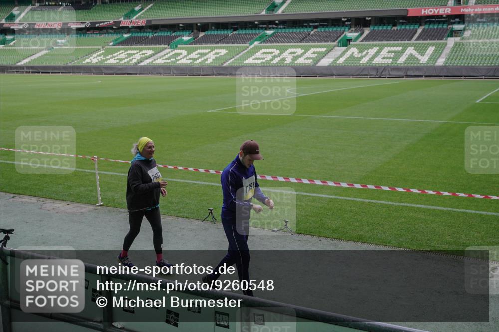 05.10.2025 - 20. swb-Marathon Bremen Michael Burmester http://msf.ph/oto/9260548 05.10.2025 10:52:21 Laufen im Stadion 10144, 10300, 10774, 11313, 11314, 11572, 11697, 11698, 9763, 11313, 11314 meine-sportfotos.de