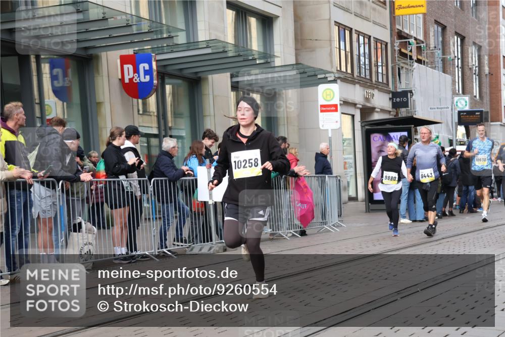 05.10.2025 - 20. swb-Marathon Bremen Strokosch-Dieckow http://msf.ph/oto/9260554 05.10.2025 11:00:43 Ziel 9182, 9208, 9305, 9443, 9600, 9613, 9880, 9954, 10228, 10258, 10359, 10477, 10544, 10630, 10762, 10914, 11053, 11155, 11337, 11338, 11524, 11597, 11719, 9182, 9208, 9305, 9443, 9600, 9613, 9880, 9954, 10228, 10258, 10359, 10477, 10544, 10630, 10762, 10914, 11053, 11155, 11337, 11338, 11524, 11597, 11719 meine-sportfotos.de
