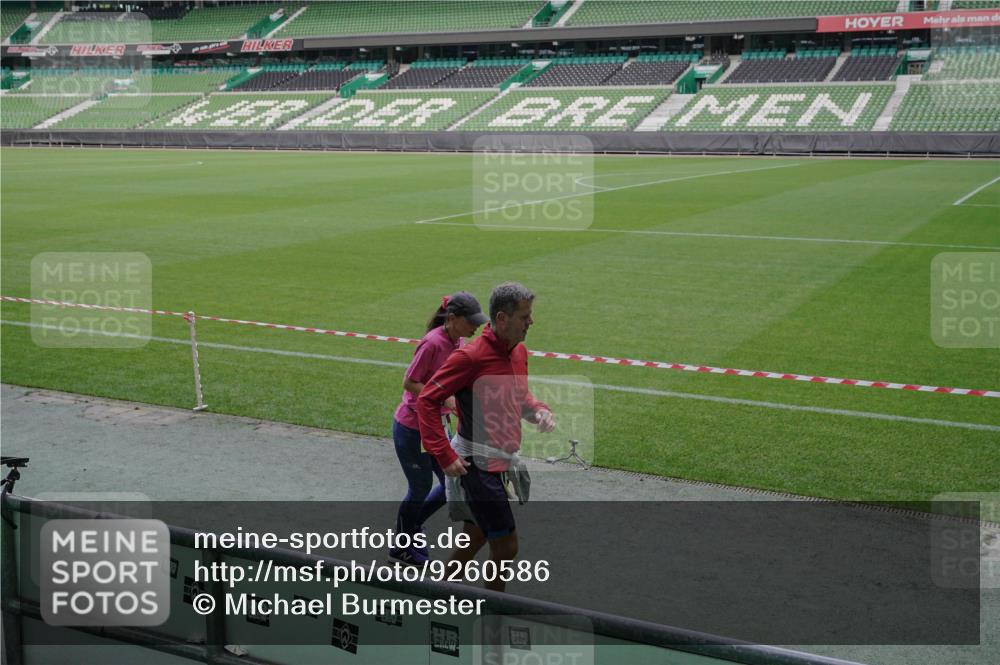 05.10.2025 - 20. swb-Marathon Bremen Michael Burmester http://msf.ph/oto/9260586 05.10.2025 10:52:25 Laufen im Stadion 10144, 10300, 10774, 10935, 11572, 11697, 11698, 9763, 11313, 11314 meine-sportfotos.de