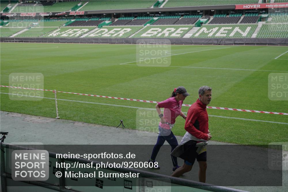 05.10.2025 - 20. swb-Marathon Bremen Michael Burmester http://msf.ph/oto/9260608 05.10.2025 10:52:26 Laufen im Stadion 10144, 10300, 10774, 10935, 11572, 11697, 11698, 9763, 11313, 11314 meine-sportfotos.de