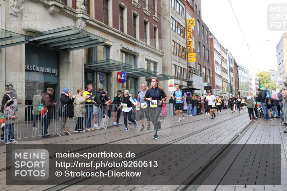 05.10.2025 - 20. swb-Marathon Bremen Strokosch-Dieckow http://msf.ph/oto/9260613 05.10.2025 11:00:46 Ziel 9182, 9208, 9305, 9443, 9600, 9613, 9880, 9954, 10228, 10258, 10359, 10477, 10544, 10630, 10762, 10914, 11053, 11337, 11338, 11524, 11597, 11680, 11719, 9182, 9208, 9305, 9443, 9600, 9613, 9880, 9954, 10228, 10258, 10359, 10477, 10544, 10630, 10762, 10914, 11053, 11337, 11338, 11524, 11597, 11680, 11719 meine-sportfotos.de
