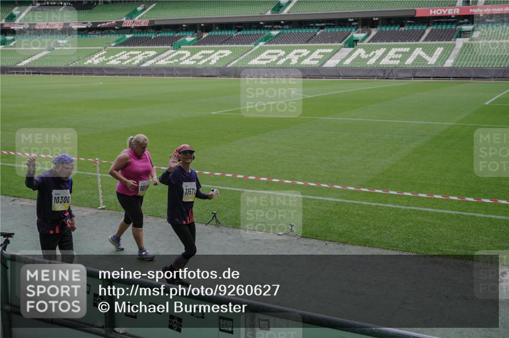 05.10.2025 - 20. swb-Marathon Bremen Michael Burmester http://msf.ph/oto/9260627 05.10.2025 10:52:32 Laufen im Stadion 9559, 10027, 10144, 10300, 10774, 10935, 11572, 11697, 11698, 9763, 11313, 11314 meine-sportfotos.de