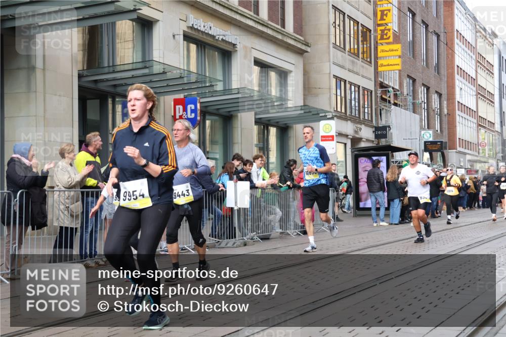 05.10.2025 - 20. swb-Marathon Bremen Strokosch-Dieckow http://msf.ph/oto/9260647 05.10.2025 11:00:47 Ziel 9182, 9208, 9305, 9443, 9600, 9613, 9880, 9925, 9954, 10228, 10258, 10359, 10477, 10544, 10630, 10762, 10914, 11053, 11337, 11338, 11524, 11597, 11680, 11719, 9182, 9208, 9305, 9443, 9600, 9613, 9880, 9925, 9954, 10228, 10258, 10359, 10477, 10544, 10630, 10762, 10914, 11053, 11337, 11338, 11524, 11597, 11680, 11719 meine-sportfotos.de