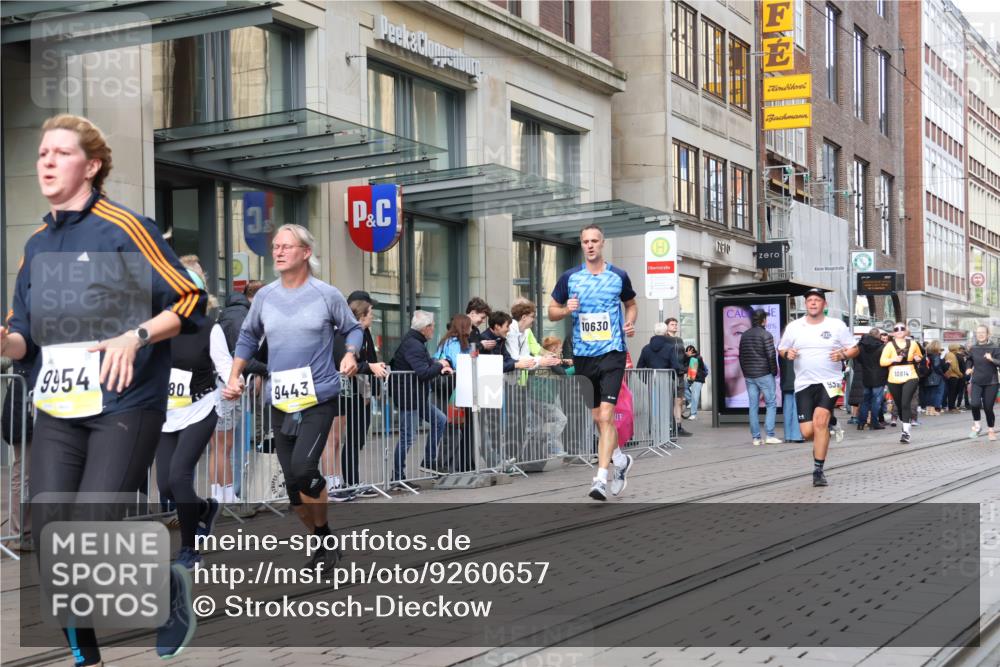 05.10.2025 - 20. swb-Marathon Bremen Strokosch-Dieckow http://msf.ph/oto/9260657 05.10.2025 11:00:47 Ziel 9182, 9208, 9305, 9443, 9600, 9613, 9880, 9925, 9954, 10228, 10258, 10359, 10477, 10544, 10630, 10762, 10914, 11053, 11337, 11338, 11524, 11597, 11680, 11719, 9182, 9208, 9305, 9443, 9600, 9613, 9880, 9925, 9954, 10228, 10258, 10359, 10477, 10544, 10630, 10762, 10914, 11053, 11337, 11338, 11524, 11597, 11680, 11719 meine-sportfotos.de