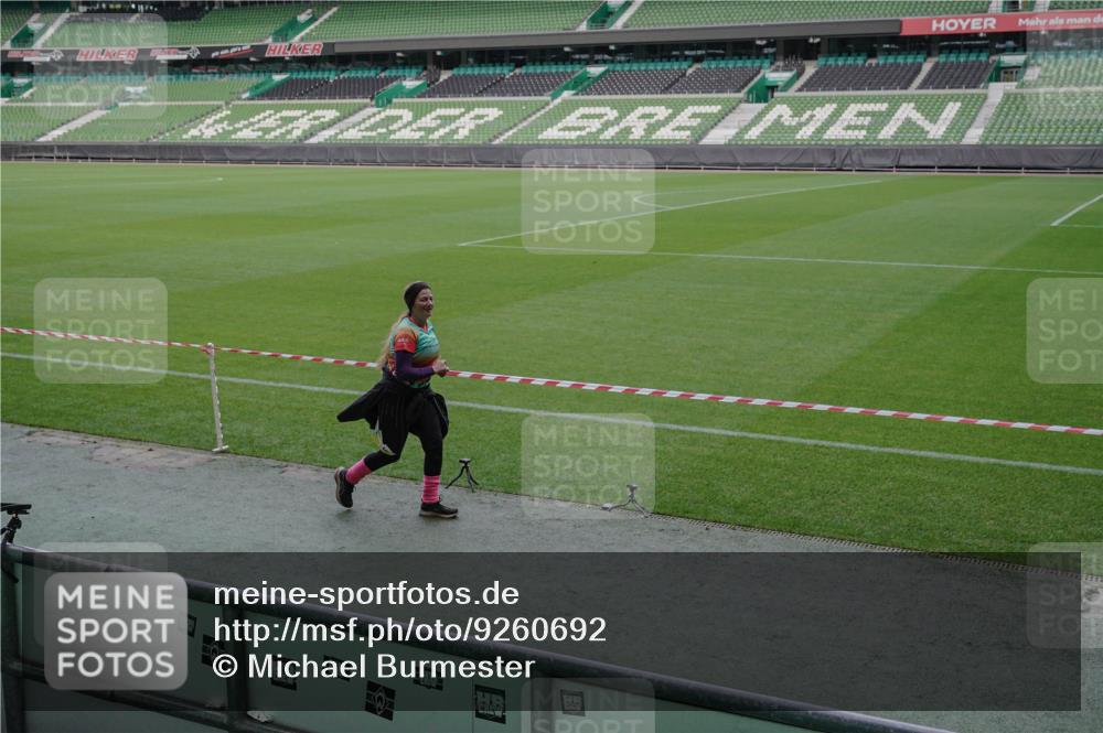 05.10.2025 - 20. swb-Marathon Bremen Michael Burmester http://msf.ph/oto/9260692 05.10.2025 10:52:38 Laufen im Stadion 9352, 9559, 10027, 10144, 10300, 10774, 10935, 11572, 9763, 11313, 11314, 11697, 11698 meine-sportfotos.de
