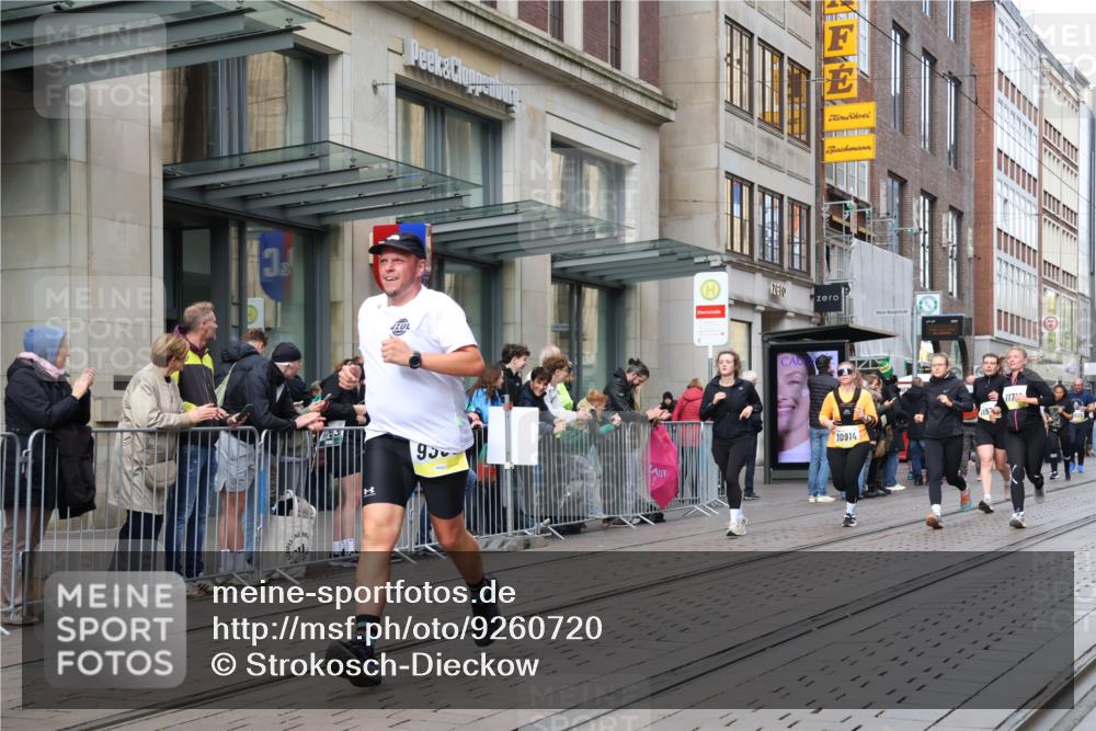 05.10.2025 - 20. swb-Marathon Bremen Strokosch-Dieckow http://msf.ph/oto/9260720 05.10.2025 11:00:49 Ziel 9182, 9208, 9305, 9443, 9600, 9613, 9880, 9925, 9954, 10228, 10258, 10359, 10477, 10544, 10630, 10762, 10914, 11053, 11337, 11338, 11524, 11597, 11680, 11688, 11719, 9182, 9208, 9305, 9443, 9600, 9613, 9880, 9925, 9954, 10228, 10258, 10359, 10477, 10544, 10630, 10762, 10914, 11053, 11337, 11338, 11524, 11597, 11680, 11688, 11719 meine-sportfotos.de