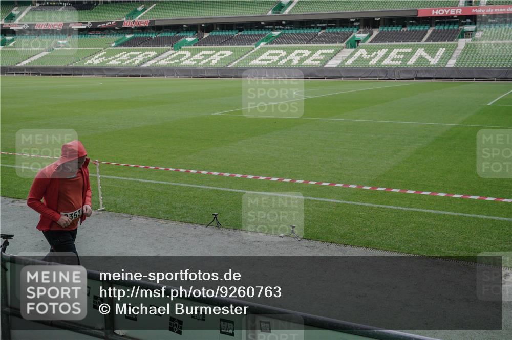 05.10.2025 - 20. swb-Marathon Bremen Michael Burmester http://msf.ph/oto/9260763 05.10.2025 10:53:12 Laufen im Stadion 9352, 9559, 10027, 10935, 11326, 10774 meine-sportfotos.de