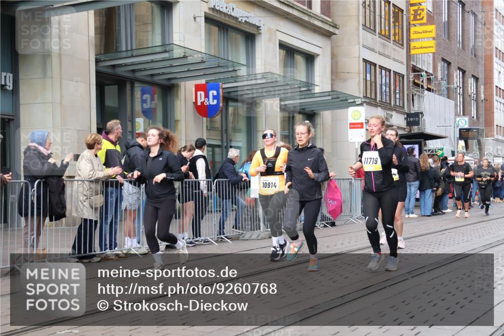 05.10.2025 - 20. swb-Marathon Bremen Strokosch-Dieckow http://msf.ph/oto/9260768 05.10.2025 11:00:52 Ziel 9182, 9208, 9305, 9443, 9613, 9880, 9925, 9954, 10228, 10359, 10477, 10544, 10630, 10762, 10914, 11053, 11337, 11338, 11524, 11597, 11680, 11688, 11719, 9182, 9208, 9305, 9443, 9613, 9880, 9925, 9954, 10228, 10359, 10477, 10544, 10630, 10762, 10914, 11053, 11337, 11338, 11524, 11597, 11680, 11688, 11719 meine-sportfotos.de