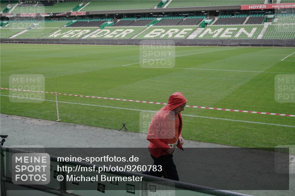 05.10.2025 - 20. swb-Marathon Bremen Michael Burmester http://msf.ph/oto/9260783 05.10.2025 10:53:13 Laufen im Stadion 9352, 9559, 10027, 10935, 11326, 10774 meine-sportfotos.de
