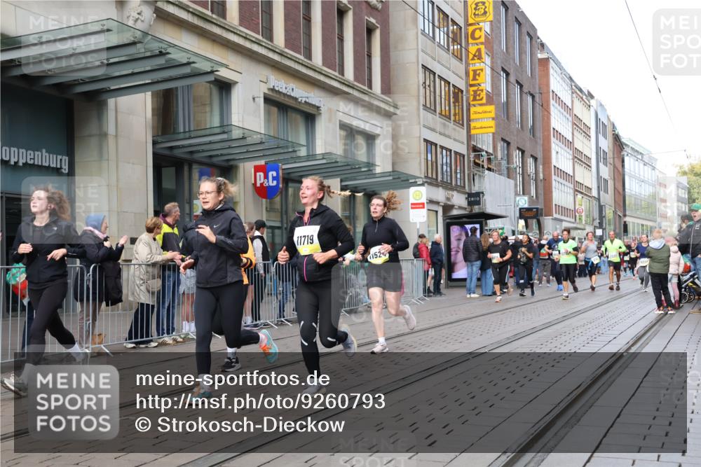 05.10.2025 - 20. swb-Marathon Bremen Strokosch-Dieckow http://msf.ph/oto/9260793 05.10.2025 11:00:53 Ziel 9182, 9208, 9305, 9443, 9613, 9880, 9925, 9954, 10228, 10359, 10477, 10544, 10630, 10762, 10914, 11053, 11337, 11338, 11524, 11597, 11680, 11688, 11719, 9182, 9208, 9305, 9443, 9613, 9880, 9925, 9954, 10228, 10359, 10477, 10544, 10630, 10762, 10914, 11053, 11337, 11338, 11524, 11597, 11680, 11688, 11719 meine-sportfotos.de