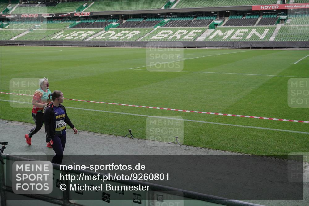 05.10.2025 - 20. swb-Marathon Bremen Michael Burmester http://msf.ph/oto/9260801 05.10.2025 10:53:15 Laufen im Stadion 9352, 9559, 10027, 10935, 11326, 10774 meine-sportfotos.de