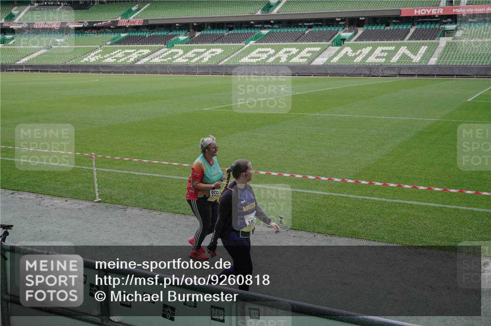 05.10.2025 - 20. swb-Marathon Bremen Michael Burmester http://msf.ph/oto/9260818 05.10.2025 10:53:16 Laufen im Stadion 9352, 9559, 10027, 10935, 11326, 10774 meine-sportfotos.de