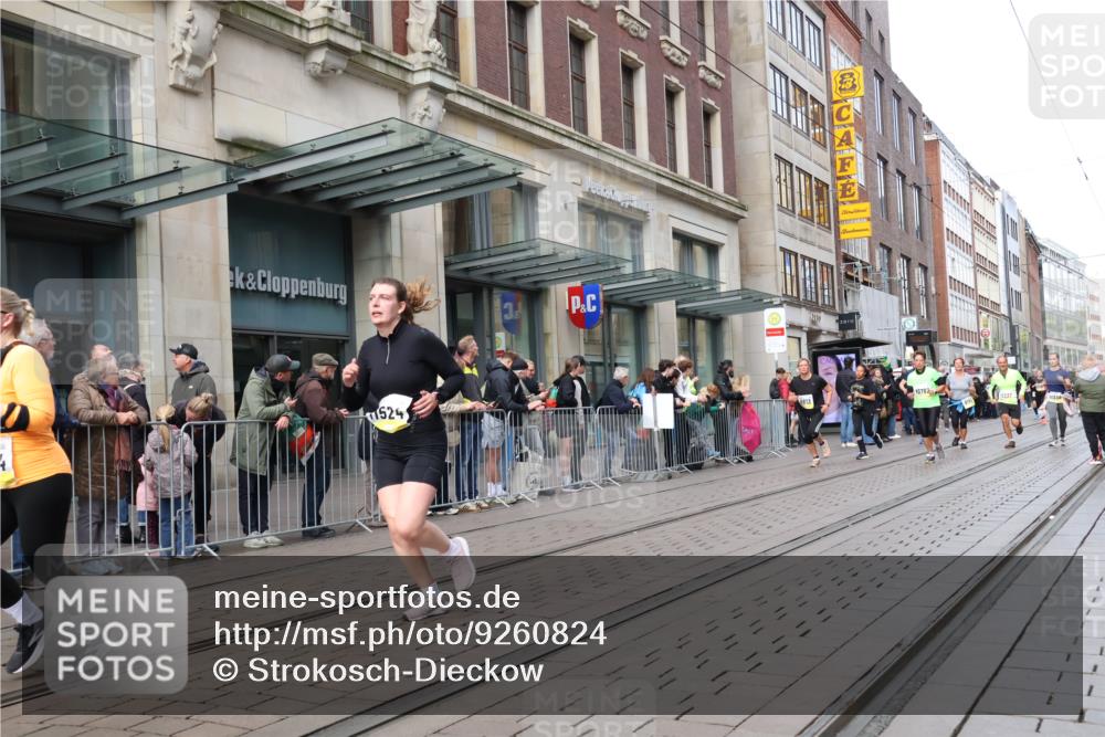 05.10.2025 - 20. swb-Marathon Bremen Strokosch-Dieckow http://msf.ph/oto/9260824 05.10.2025 11:00:54 Ziel 9182, 9305, 9443, 9613, 9880, 9925, 9954, 10477, 10544, 10630, 10762, 10914, 11053, 11337, 11338, 11524, 11597, 11680, 11688, 11719, 9182, 9305, 9443, 9613, 9880, 9925, 9954, 10477, 10544, 10630, 10762, 10914, 11053, 11337, 11338, 11524, 11597, 11680, 11688, 11719 meine-sportfotos.de