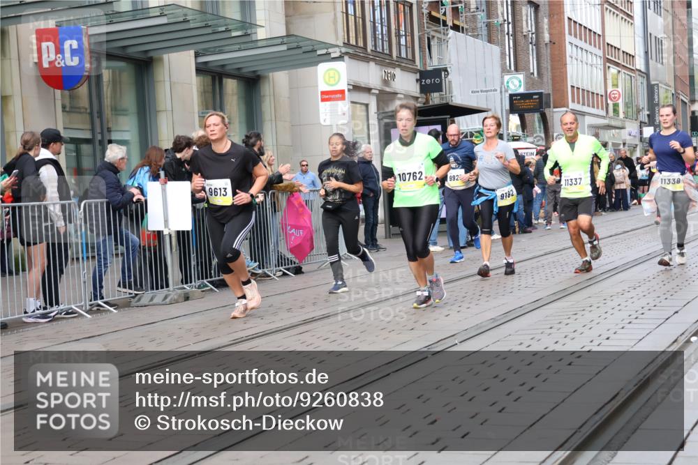 05.10.2025 - 20. swb-Marathon Bremen Strokosch-Dieckow http://msf.ph/oto/9260838 05.10.2025 11:00:56 Ziel 9182, 9305, 9443, 9613, 9880, 9925, 10477, 10544, 10630, 10762, 10914, 11053, 11194, 11337, 11338, 11524, 11597, 11633, 11680, 11688, 11719, 9182, 9305, 9443, 9613, 9880, 9925, 10477, 10544, 10630, 10762, 10914, 11053, 11194, 11337, 11338, 11524, 11597, 11633, 11680, 11688, 11719 meine-sportfotos.de