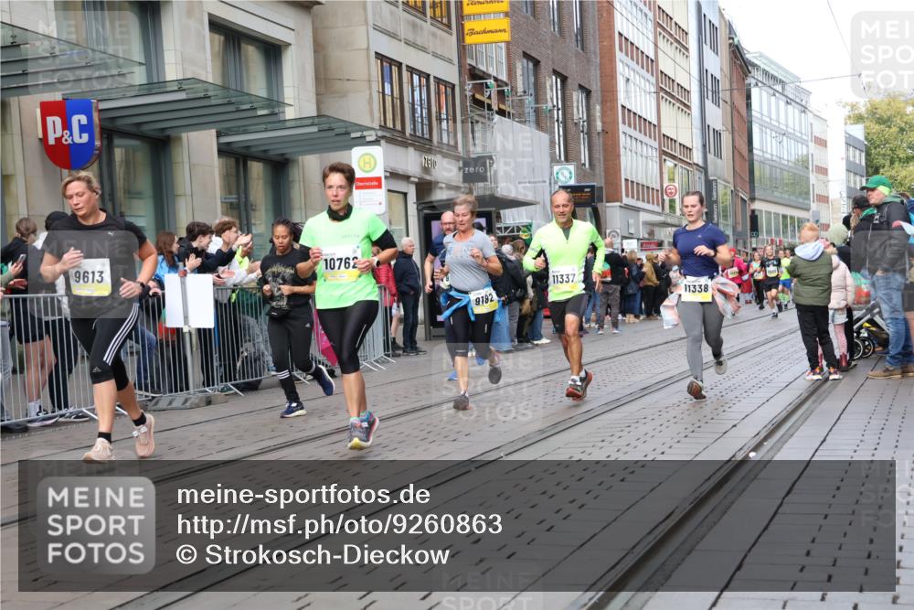05.10.2025 - 20. swb-Marathon Bremen Strokosch-Dieckow http://msf.ph/oto/9260863 05.10.2025 11:00:57 Ziel 9182, 9286, 9443, 9613, 9880, 9925, 10477, 10544, 10630, 10762, 10914, 11053, 11194, 11337, 11338, 11524, 11597, 11633, 11680, 11688, 11719, 9182, 9286, 9443, 9613, 9880, 9925, 10477, 10544, 10630, 10762, 10914, 11053, 11194, 11337, 11338, 11524, 11597, 11633, 11680, 11688, 11719 meine-sportfotos.de