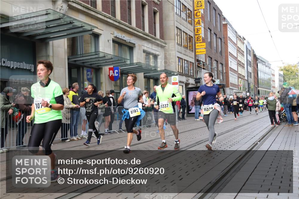 05.10.2025 - 20. swb-Marathon Bremen Strokosch-Dieckow http://msf.ph/oto/9260920 05.10.2025 11:00:58 Ziel 9182, 9286, 9443, 9613, 9880, 9925, 10157, 10336, 10477, 10544, 10630, 10762, 10914, 11194, 11337, 11338, 11524, 11597, 11633, 11680, 11688, 11719, 9182, 9286, 9443, 9613, 9880, 9925, 10157, 10336, 10477, 10544, 10630, 10762, 10914, 11194, 11337, 11338, 11524, 11597, 11633, 11680, 11688, 11719 meine-sportfotos.de