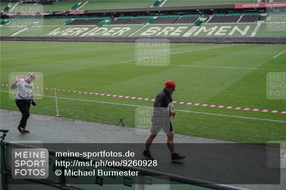 05.10.2025 - 20. swb-Marathon Bremen Michael Burmester http://msf.ph/oto/9260928 05.10.2025 10:55:16 Laufen im Stadion 7174, 9257, 9629, 10401, 10482, 10761, 10765 meine-sportfotos.de