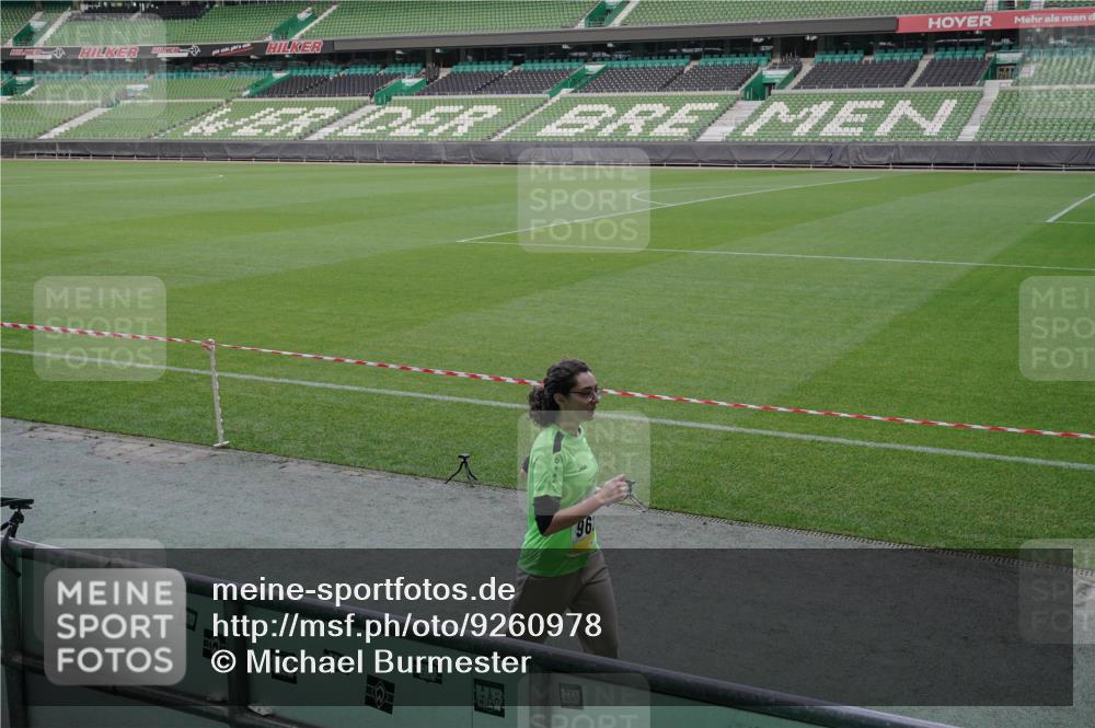 05.10.2025 - 20. swb-Marathon Bremen Michael Burmester http://msf.ph/oto/9260978 05.10.2025 10:55:43 Laufen im Stadion 9629, 10761, 10765, 7174, 9257, 10401, 10482 meine-sportfotos.de
