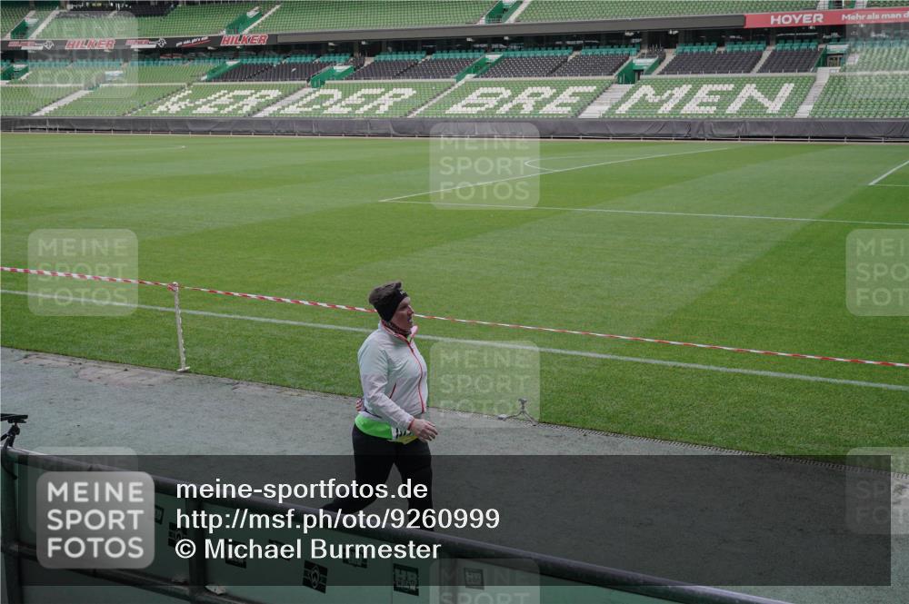 05.10.2025 - 20. swb-Marathon Bremen Michael Burmester http://msf.ph/oto/9260999 05.10.2025 10:55:47 Laufen im Stadion 9629, 10761, 10765, 7174, 9257, 10401, 10482 meine-sportfotos.de