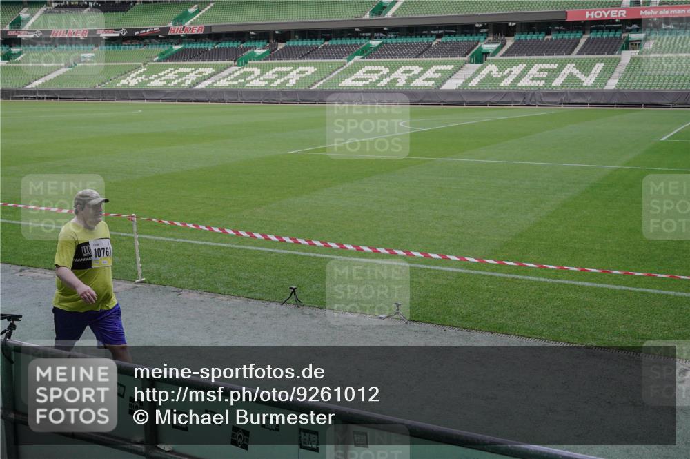 05.10.2025 - 20. swb-Marathon Bremen Michael Burmester http://msf.ph/oto/9261012 05.10.2025 10:56:04 Laufen im Stadion 9629, 10761, 10765, 11419, 9629 meine-sportfotos.de