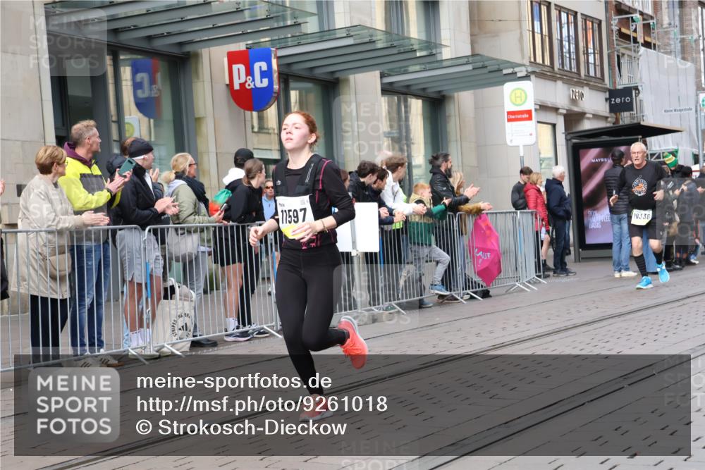 05.10.2025 - 20. swb-Marathon Bremen Strokosch-Dieckow http://msf.ph/oto/9261018 05.10.2025 11:01:03 Ziel 7908, 9182, 9278, 9286, 9322, 9371, 9613, 9925, 10056, 10157, 10324, 10336, 10544, 10762, 10914, 11194, 11337, 11338, 11493, 11597, 11633, 11680, 11688, 7908, 9182, 9278, 9286, 9322, 9371, 9613, 9925, 10056, 10157, 10324, 10336, 10544, 10762, 10914, 11194, 11337, 11338, 11493, 11597, 11633, 11680, 11688 meine-sportfotos.de