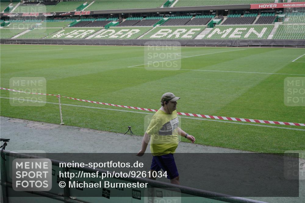 05.10.2025 - 20. swb-Marathon Bremen Michael Burmester http://msf.ph/oto/9261034 05.10.2025 10:56:05 Laufen im Stadion 10761, 10765, 11419, 9629, 10765 meine-sportfotos.de