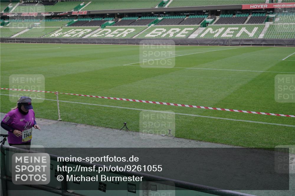 05.10.2025 - 20. swb-Marathon Bremen Michael Burmester http://msf.ph/oto/9261055 05.10.2025 10:56:40 Laufen im Stadion 11419 meine-sportfotos.de