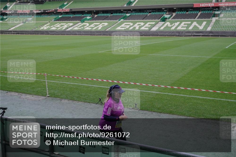 05.10.2025 - 20. swb-Marathon Bremen Michael Burmester http://msf.ph/oto/9261072 05.10.2025 10:56:42 Laufen im Stadion 11419 meine-sportfotos.de