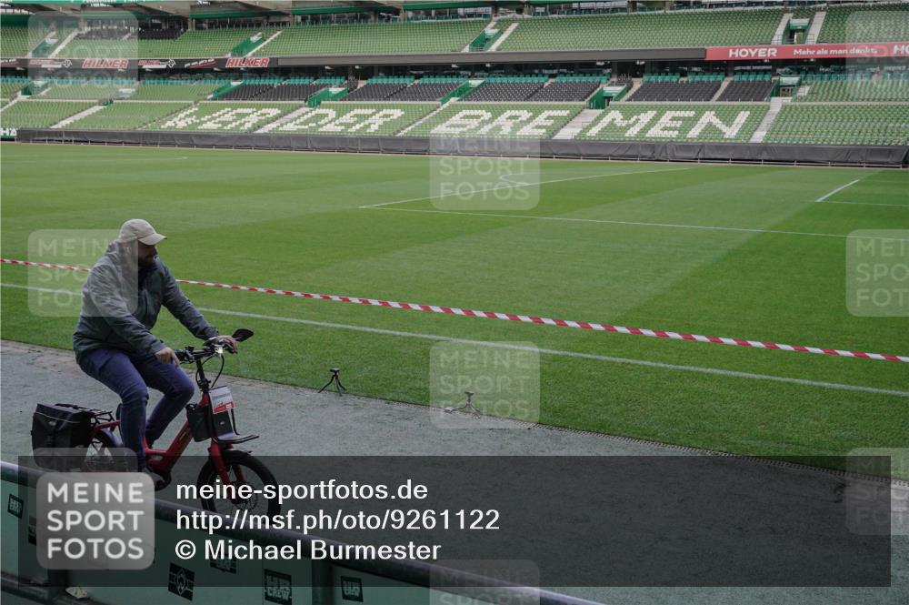 05.10.2025 - 20. swb-Marathon Bremen Michael Burmester http://msf.ph/oto/9261122 05.10.2025 10:58:12 Laufen im Stadion  meine-sportfotos.de