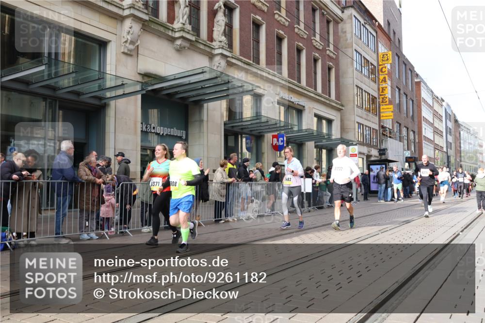 05.10.2025 - 20. swb-Marathon Bremen Strokosch-Dieckow http://msf.ph/oto/9261182 05.10.2025 11:01:13 Ziel 7908, 9189, 9269, 9278, 9286, 9294, 9322, 9371, 9432, 9782, 10026, 10030, 10056, 10157, 10324, 10336, 10370, 10562, 10903, 10904, 11194, 11223, 11463, 11493, 11633, 11688, 11732, 11733, 7908, 9189, 9269, 9278, 9286, 9294, 9322, 9371, 9432, 9782, 10026, 10030, 10056, 10157, 10324, 10336, 10370, 10562, 10903, 10904, 11194, 11223, 11463, 11493, 11633, 11688, 11732, 11733 meine-sportfotos.de