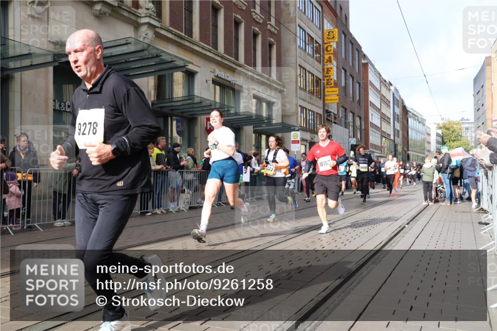 05.10.2025 - 20. swb-Marathon Bremen Strokosch-Dieckow http://msf.ph/oto/9261258 05.10.2025 11:01:16 Ziel 7908, 9189, 9269, 9278, 9286, 9294, 9322, 9371, 9432, 9782, 10004, 10026, 10030, 10056, 10157, 10324, 10336, 10370, 10562, 10903, 10904, 11194, 11223, 11463, 11493, 11633, 11732, 11733, 7908, 9189, 9269, 9278, 9286, 9294, 9322, 9371, 9432, 9782, 10004, 10026, 10030, 10056, 10157, 10324, 10336, 10370, 10562, 10903, 10904, 11194, 11223, 11463, 11493, 11633, 11732, 11733 meine-sportfotos.de