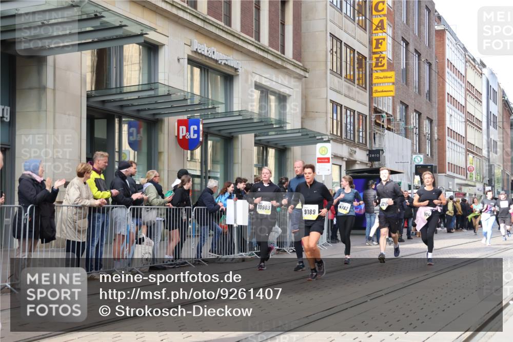 05.10.2025 - 20. swb-Marathon Bremen Strokosch-Dieckow http://msf.ph/oto/9261407 05.10.2025 11:01:23 Ziel 7908, 9189, 9237, 9269, 9278, 9294, 9322, 9365, 9371, 9432, 9655, 9782, 10004, 10026, 10030, 10056, 10157, 10324, 10336, 10370, 10558, 10562, 10903, 10904, 11223, 11463, 11493, 11647, 11732, 11733, 7908, 9189, 9237, 9269, 9278, 9294, 9322, 9365, 9371, 9432, 9655, 9782, 10004, 10026, 10030, 10056, 10157, 10324, 10336, 10370, 10558, 10562, 10903, 10904, 11223, 11463, 11493, 11647, 11732, 11733 meine-sportfotos.de