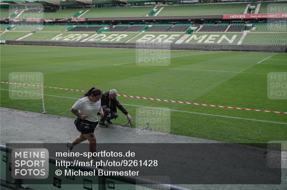 05.10.2025 - 20. swb-Marathon Bremen Michael Burmester http://msf.ph/oto/9261428 05.10.2025 11:00:05 Laufen im Stadion  meine-sportfotos.de