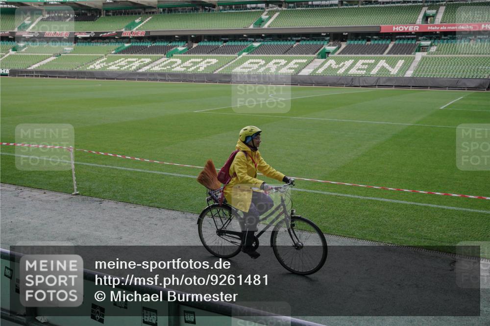 05.10.2025 - 20. swb-Marathon Bremen Michael Burmester http://msf.ph/oto/9261481 05.10.2025 11:00:16 Laufen im Stadion  meine-sportfotos.de