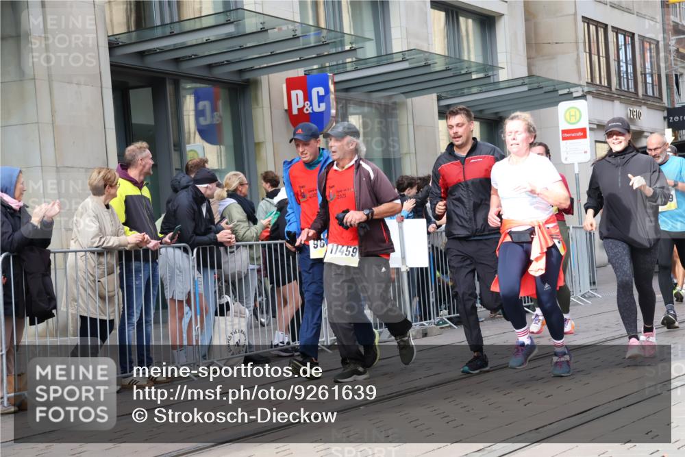 05.10.2025 - 20. swb-Marathon Bremen Strokosch-Dieckow http://msf.ph/oto/9261639 05.10.2025 11:01:43 Ziel 9237, 9324, 9363, 9365, 9426, 9536, 9655, 9686, 10301, 10508, 10558, 10837, 10855, 10879, 10887, 10944, 11014, 11340, 11415, 11454, 11459, 11646, 11647, 9237, 9324, 9363, 9365, 9426, 9536, 9655, 9686, 10301, 10508, 10558, 10837, 10855, 10879, 10887, 10944, 11014, 11340, 11415, 11454, 11459, 11646, 11647 meine-sportfotos.de