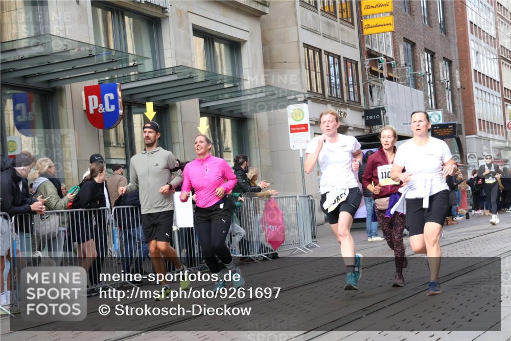 05.10.2025 - 20. swb-Marathon Bremen Strokosch-Dieckow http://msf.ph/oto/9261697 05.10.2025 11:01:46 Ziel 9324, 9363, 9365, 9426, 9536, 9655, 9686, 10130, 10301, 10508, 10558, 10837, 10855, 10879, 10887, 10944, 11014, 11340, 11415, 11454, 11459, 11646, 11647, 9324, 9363, 9365, 9426, 9536, 9655, 9686, 10130, 10301, 10508, 10558, 10837, 10855, 10879, 10887, 10944, 11014, 11340, 11415, 11454, 11459, 11646, 11647 meine-sportfotos.de