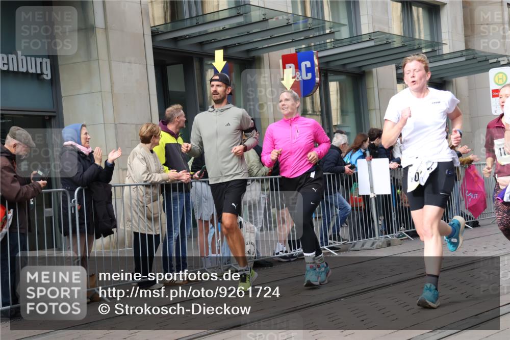05.10.2025 - 20. swb-Marathon Bremen Strokosch-Dieckow http://msf.ph/oto/9261724 05.10.2025 11:01:47 Ziel 9324, 9363, 9365, 9426, 9536, 9686, 9748, 10130, 10301, 10508, 10558, 10837, 10855, 10879, 10887, 10944, 11014, 11340, 11415, 11454, 11459, 11646, 9324, 9363, 9365, 9426, 9536, 9686, 9748, 10130, 10301, 10508, 10558, 10837, 10855, 10879, 10887, 10944, 11014, 11340, 11415, 11454, 11459, 11646 meine-sportfotos.de