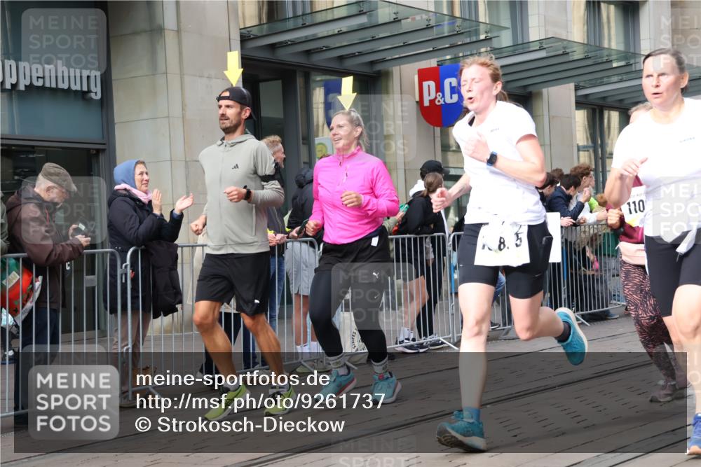 05.10.2025 - 20. swb-Marathon Bremen Strokosch-Dieckow http://msf.ph/oto/9261737 05.10.2025 11:01:47 Ziel 9324, 9363, 9365, 9426, 9536, 9686, 9748, 10130, 10301, 10508, 10558, 10837, 10855, 10879, 10887, 10944, 11014, 11340, 11415, 11454, 11459, 11646, 9324, 9363, 9365, 9426, 9536, 9686, 9748, 10130, 10301, 10508, 10558, 10837, 10855, 10879, 10887, 10944, 11014, 11340, 11415, 11454, 11459, 11646 meine-sportfotos.de